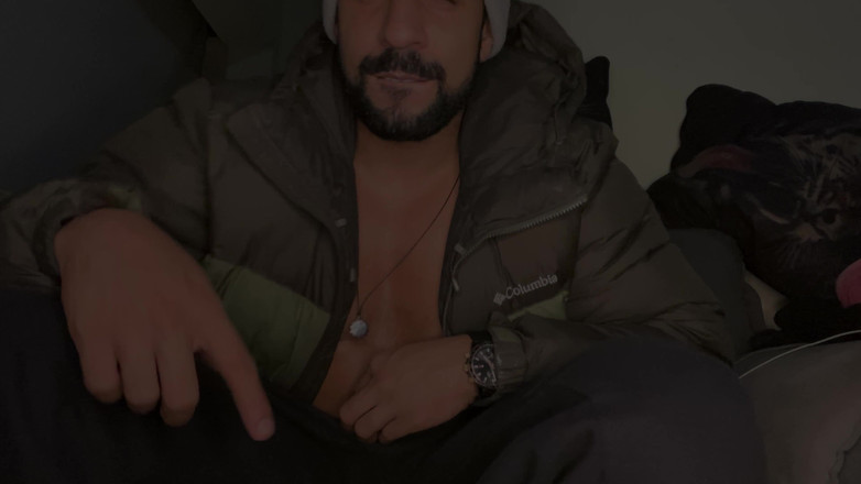 Licking me with pleasure: Arabe Pauzudo Enjoying His Dick