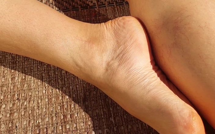 Selena701: Amateur blonde rijpe vrouw geniet van naakt poseren en voetenaanbidding