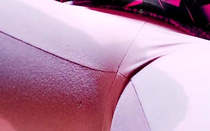 Nicoletta Embassi: ニコレッタは抵抗できず、駐車場で自分におしっこをします