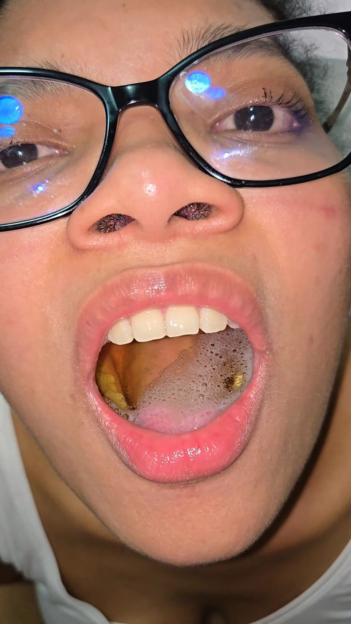 Pietro Montoya: Un litros de orina en su garganta profunda, sin máscara.