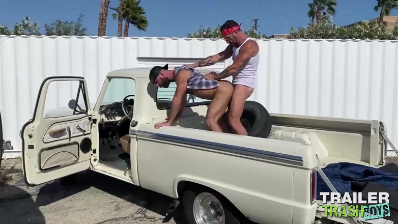 Trailer Trash Boys: Trailertrashboys - il patrigno Vince Parker scopa senza preservativo Jake Nicola