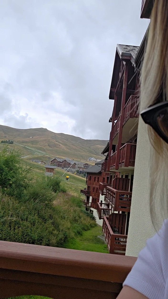 GIULIANA_OFFICIEL: Första sprutan lite franska på en balkong i berget