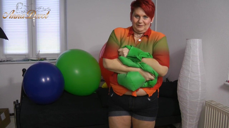 Anna Devot: Mega balloon blow up