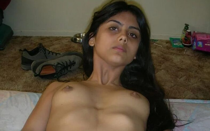 Desi49india: Oggi mi sono divertito la figa della mia sorellastra sotto...