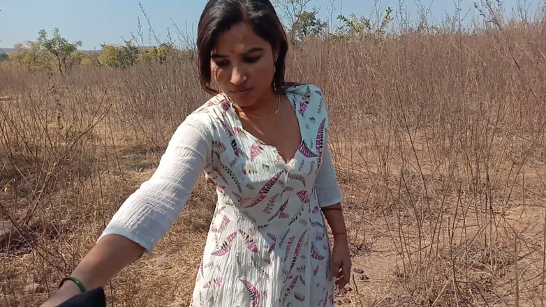 Kamini Bhabhi: Frumoasă indiancă reală Kamini Bhabhi care se dezbracă în junglă