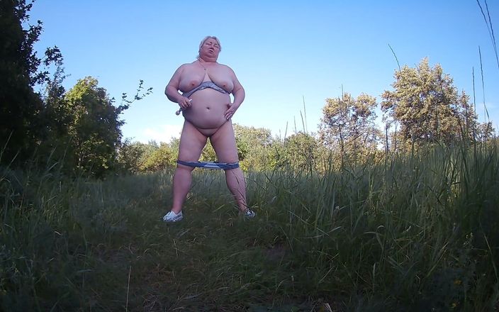 Zona901: Macocha rozebrała się w parku i sika przed wszystkimi