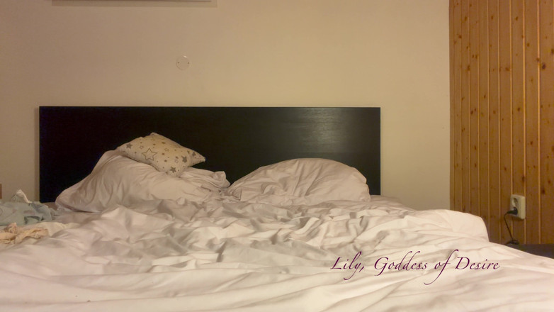 Lily, Goddess of Desire: Pijamalı sikişme götümde büyük bir dildoyla bitiyor