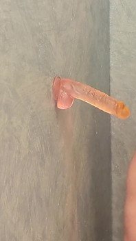 Muie cu vibrator la duș