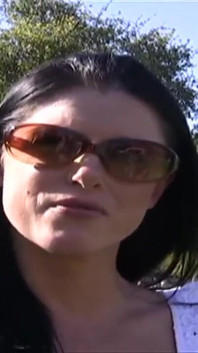 Duża dupa brunetka dostaje ciepły ładunek w jej słodkie usta
