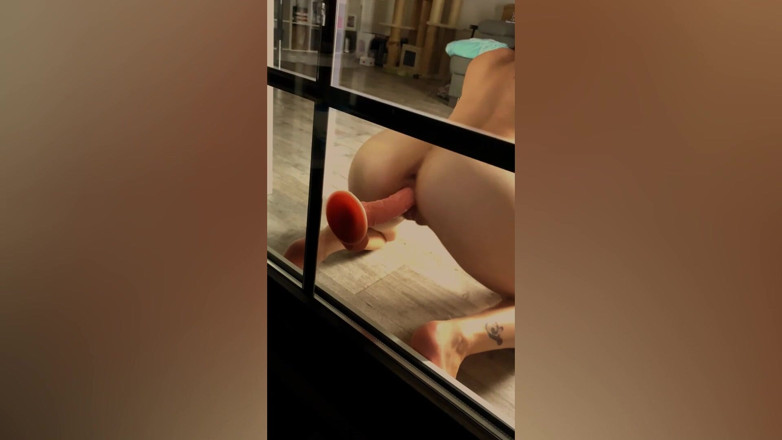 RonyaRabe: Non c'è niente più sfacciato di così!! Vicino che filma...