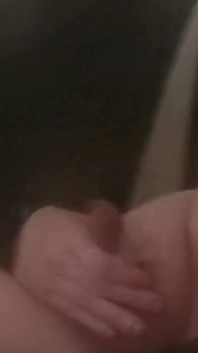 Perverzní amatérský kluk miluje bičování svého vlastního malého ptáka