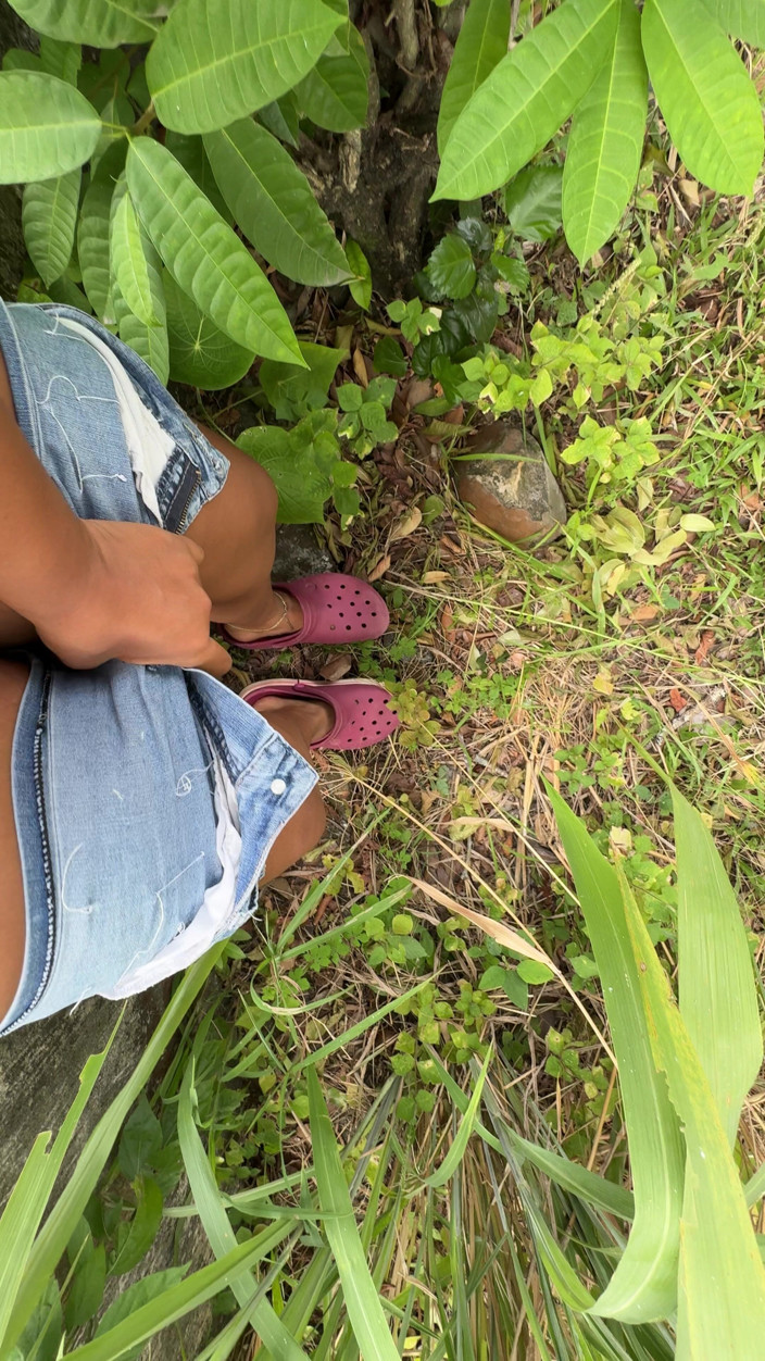 EMY_AND_JONH: Una contadina colombiana si masturba fuori casa sua affinché i...