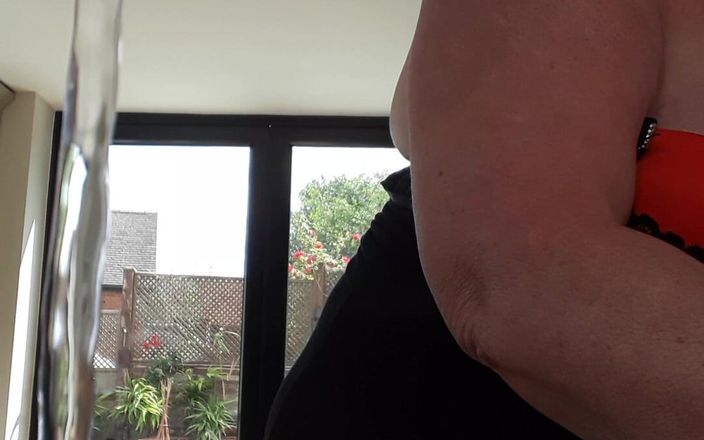 Uk Joolz: लगभग अधिनियम में पकड़ा गया... Tits Hanging