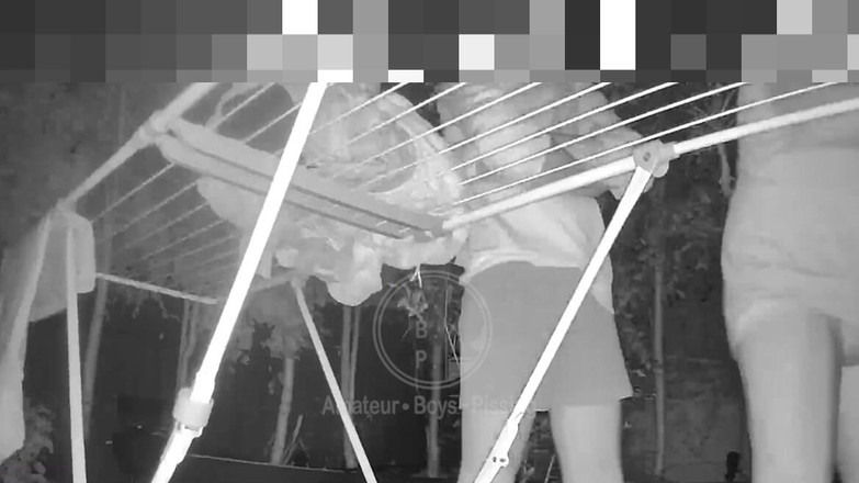 AmateurMates: Czyste pranie, brudne myśli - dwóch dwuprzeciętnych współlokatorów, Jules i Simon,...