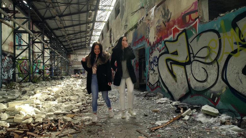 Scout69: Julia Parker et Maria Gail, deux meilleures copines allemandes, parlent à...