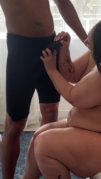 BBW-vrouw Nodigt Grote Zwarte Lul Thuis Uit Om Zijn Pijpen Te Legen Voor Sperma. Cuckold-echtgenoot Kijkt Toe