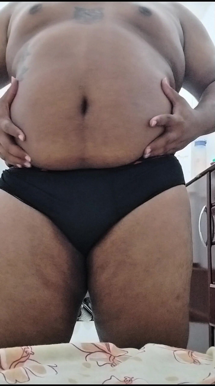 Blackteddybr: kaala bhaaloo apni gand chaura khol raha hai