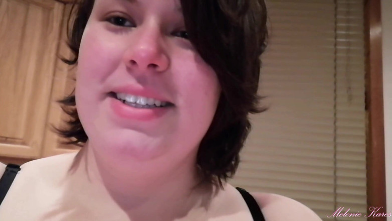 Melonie Kares: 思いやりのある巨大娘成長ポーションBBW POV