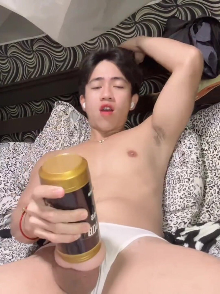 pinoyfantasy69: Pinoy s velkým čůrákem zkouší dildo