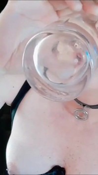 Lisa Femelle s piercingem v bradavkách šuká svůj zadek s drink can