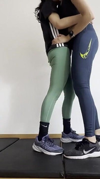 Due Lesbiche Scopano Sui Loro Tappetini Da Palestra Nei Loro Leggings
