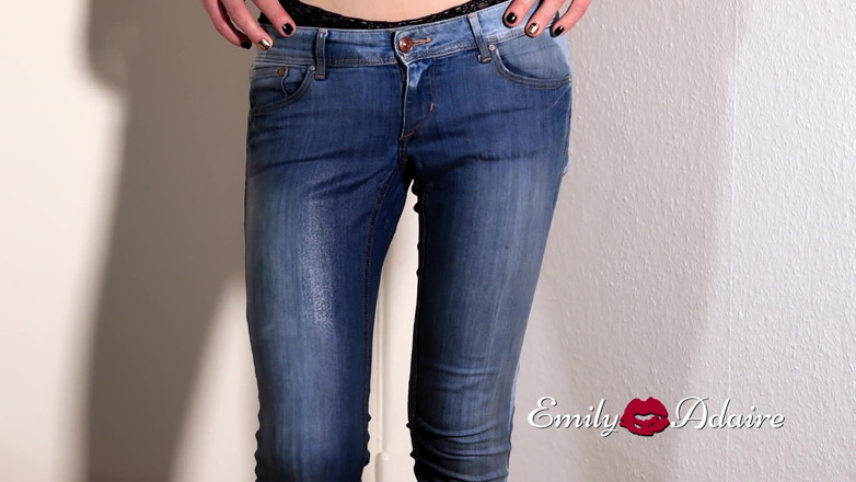 Emily Adaire: สาวข้ามเพศฉี่ใส่กางเกงยีนส์ฟิตสีน้ำเงิน