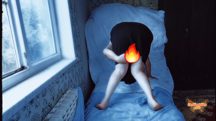 Kitty_Cross: Crepúsculo. Vampira trans brincando na janela para atrair pessoas com...