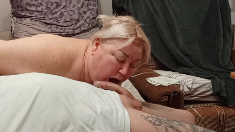 Zona901: La vicina ama prendere il cazzo in gola e ingoiare...