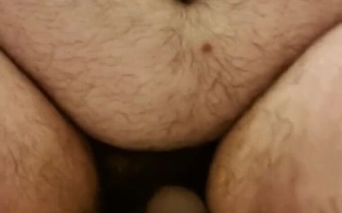 Chunky Belly Boy: Perut goyang-goyang dan dildo di kamar mandi