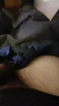 Tentativi di restare zitti. Eiaculazione inaspettata. Maglietta rovinata. Reazione divertente. Asmr (sussurre)