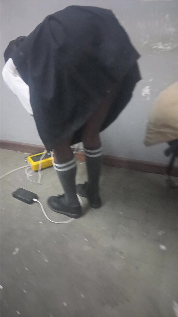 hothouse18xxx: सौतेली बेटी सौतेले पिता को अपनी गांड छेड़ती है, वह उसके लंड पर अपनी गांड रगड़ती है