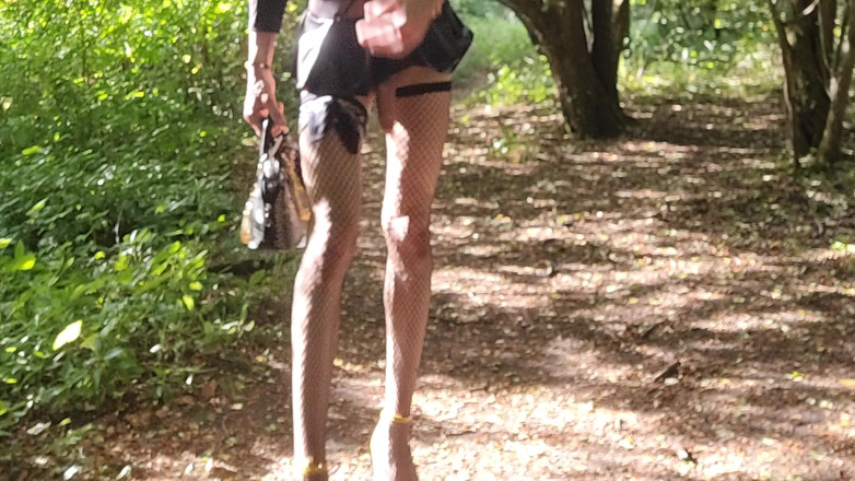 VaneSsa BiTCHx: Exhibition à 4 pattes dans la forêt, petite taquine à la recherche de...