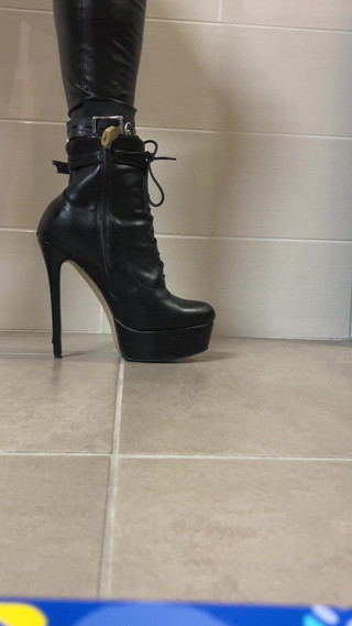 Celiasm: Chaussette Latex Enfermé Dans Haut Talon