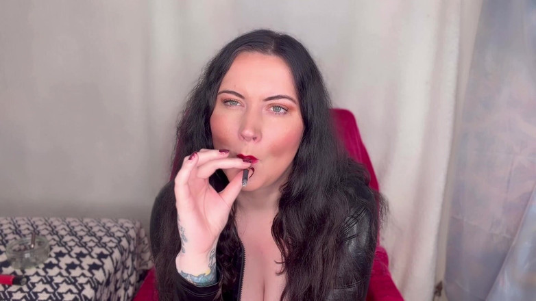 MissFFW: Slečna Ffw si užívá cigaretu