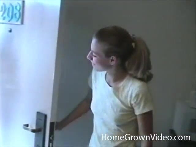 Homegrown Video: Kamyは猫と家賃を与える