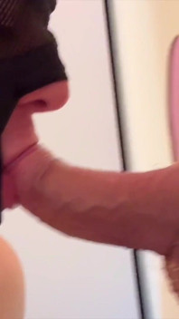 Młody student w Gloryhole - kapiący jak szalony przed eksplozją pełnej spermy