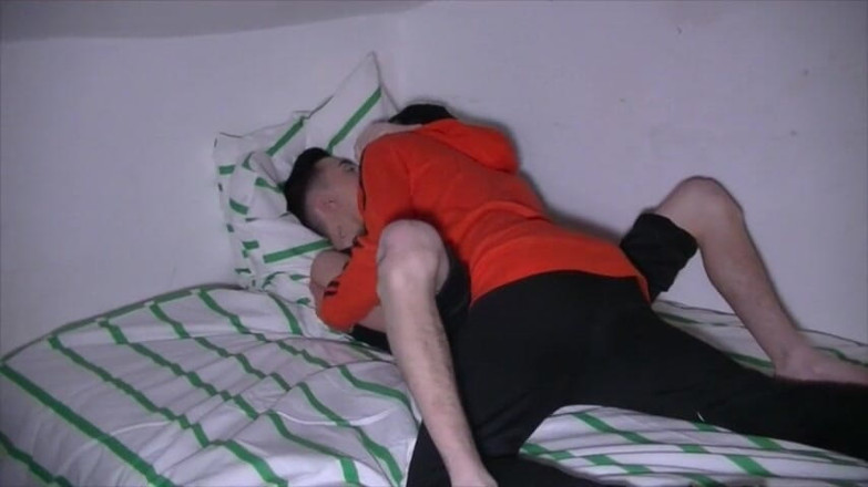 Gaybareback: Twink heteroseksüel adam tarafından emiyor