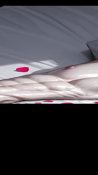 Albino Twink naolejované pohlazení hrudníku vedoucí k jemné hře s ptákem
