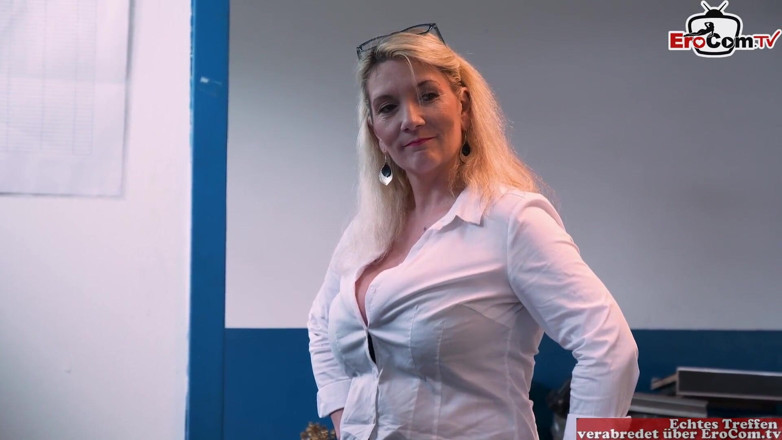 EroCom: Cycata blond milf uwodzi swojego kolegę do seksu w pracy