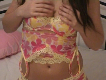 Wet Moments: Ung bystig brunettgjutning i sovrummet