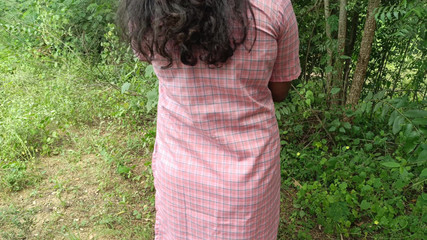 Magilmathi: Une étudiante en uniforme dans la nature