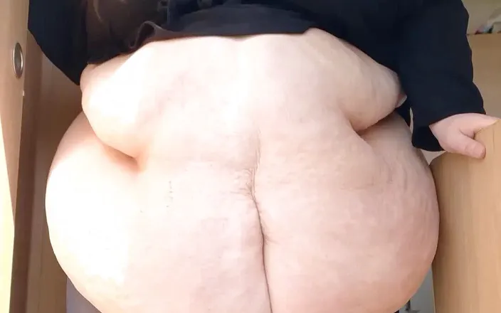 SSBBWLadyBrads: belly dancing in caravan Wobbly box
