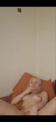 Kouření plné cigarety Hraní s mojí kundičkou