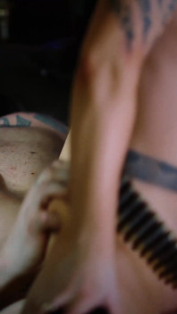 Gina Snake leva um pau enorme em seu buraco cru