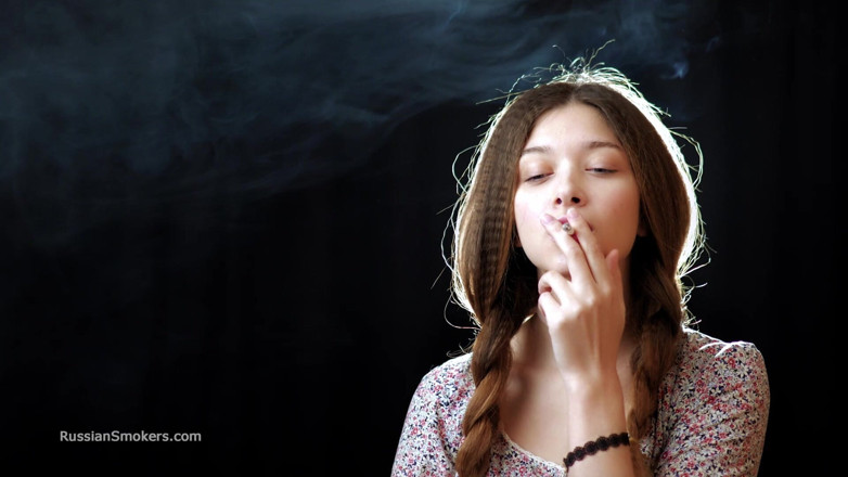 Russian Smokers: Sexy ruská dívka kouří cigaretu pomalé škádlení