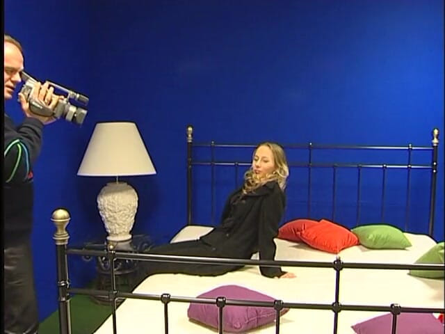 Dirty Teeny: Sexy blonďatá teenagerka saje ptáka staršího chlapa na castingu