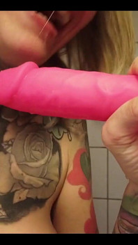 Cewek ini disodok dildo dengan ganas