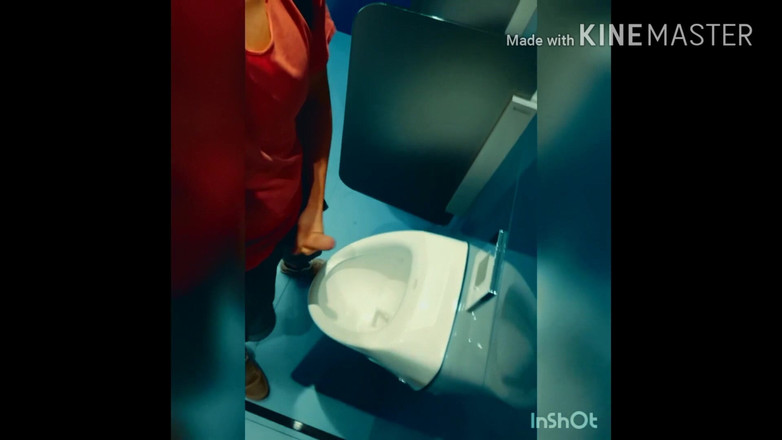 Wanker forever: 在公共厕所下撸管。小便池射精。暴露狂