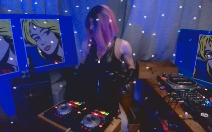 XXLUCYLUSHXX: 젖탱이와 테크노 - 주간 라이브 스트림에서 누가 이것을 볼 것인가?