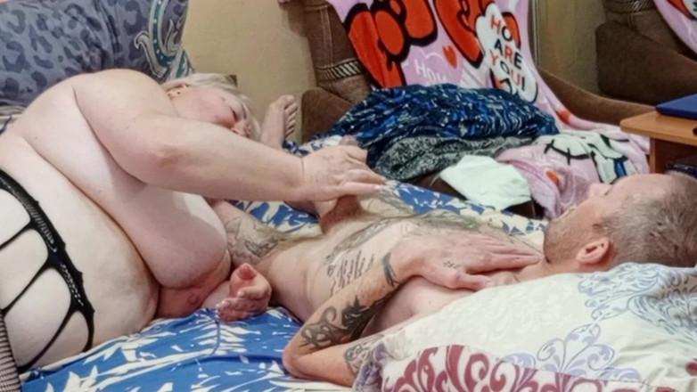Zona901: Ibu tiriku lagi asik nyepong kontol dan telan sperma sampai...